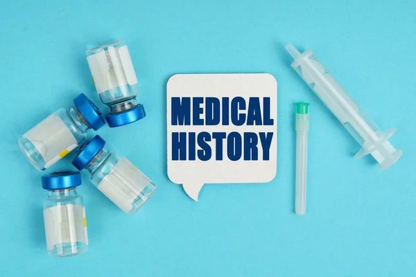医学和健康概念 桌上放着注射器 注射器和白斑 上面有题词 — 图库照片