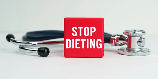 건강에 테이블에는 청진기와 Stop Dieting — 스톡 사진