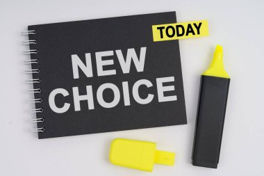 İş konsepti. Beyaz arkaplanda bir kalem ve bir defter var. Üzerinde de bir bugünün çıkartması ve yazıtları var.