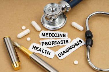 Tıp ve sağlık konsepti. Masanın üzerinde stetoskop, hap ve yazılı kağıt parçaları var - Sağlık, MEDICINE, DIAGNOSIS, PSORIASIS
