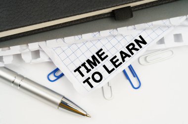 İş konsepti. Masanın üzerinde bir kalem, defterler ve üzerinde 