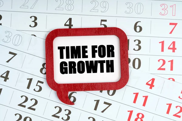 ビジネスコンセプト カレンダーには 内側の言葉を持つ赤いプラーク 成長のための時間 — ストック写真