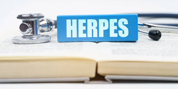 Concepto Medicina Libro Hay Estetoscopio Una Jenga Con Inscripción Herpes — Foto de Stock