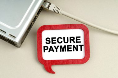 İnternet ve güvenlik kavramı. Masadaki ağa bağlı bir yönlendirici var. Üzerinde 