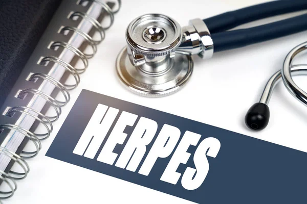 Concepto Medicina Mesa Hay Estetoscopio Cuaderno Junto Inscripción Herpes — Foto de Stock