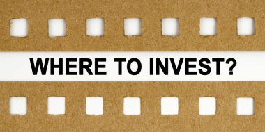 İş ve ekonomi kavramı. Beyaz arka planda delikleri olan çarşafların arasında...