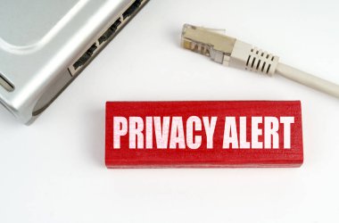 İnternet ve güvenlik kavramı. Masanın üzerinde bir yönlendirici var, ağla bağlantısı kopuk, üzerinde yazılar olan bir plaketin yanında - gizlilik uyarısı
