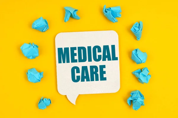 医学の概念 黄色の背景に 紙の青の部分と碑文のサイン 医学ケア — ストック写真