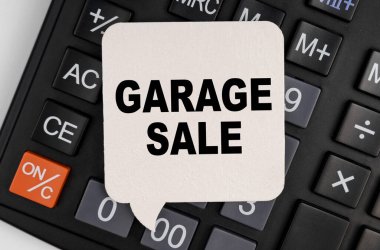 İş ve ekonomi kavramı. Hesap makinesinde beyaz bir plaka var, üzerinde 