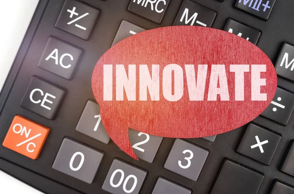 商业和金融概念 计算器上有一块红色的牌匾 上面写着 Innovate — 图库照片