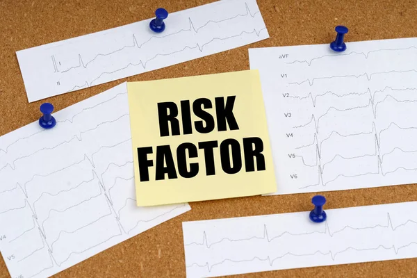 Концепция Медицины Здоровья Доске Прилагаются Вырезки Кардиограммы Наклейка Надписью Risk — стоковое фото