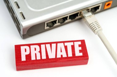 İnternet ve güvenlik kavramı. Masanın üzerindeki ağa bağlı bir yönlendirici var, üzerinde yazı olan bir plaketin yanında - özel