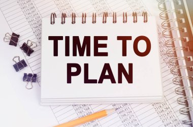 İş konsepti. Masanın üzerinde bir kalem ve üzerinde yazılar olan bir defter var.