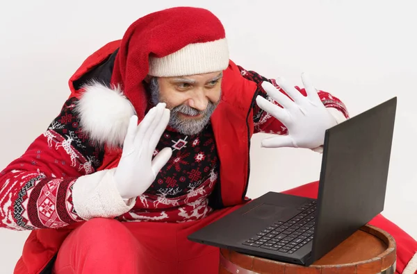休日とクリスマスの概念 サンタクロースはラップトップを介してオンラインで通信します — ストック写真
