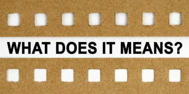 İş ve ekonomi kavramı. Beyaz arka planda delikleri olan çarşafların arasında...