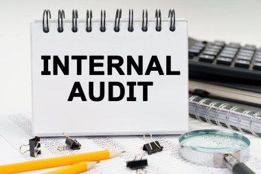 İş ve ekonomi kavramı. Masanın üzerinde bir büyüteç, kalemler, günlükler ve üzerinde 