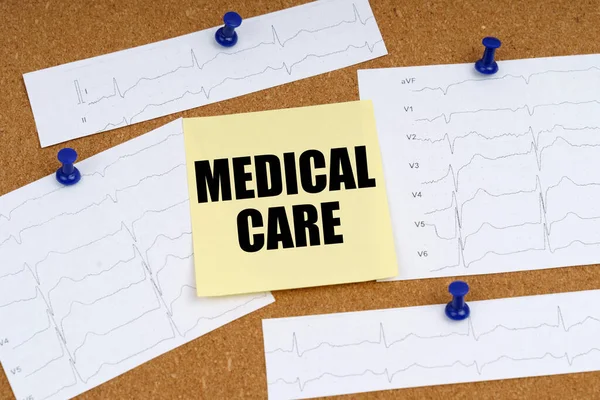Concepto Medicina Salud Adjuntan Tabla Los Recortes Cardiograma Una Pegatina — Foto de Stock