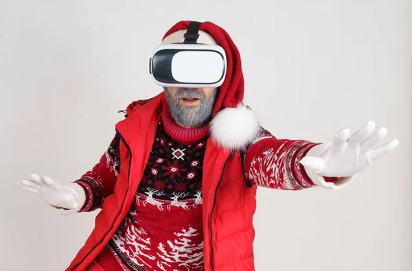 Святкування Різдвяна Концепція Санта Клаус Одягнув Віртуальні Окуляри Грає — стокове фото
