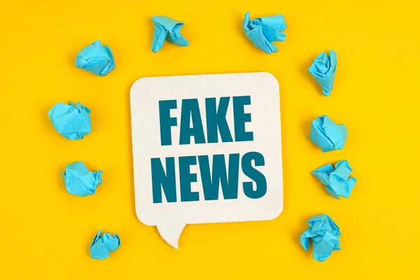 医学の概念 黄色の背景に 青の紙と碑文のサイン Fake News — ストック写真