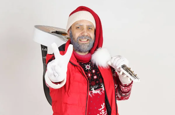 Neujahrs Und Weihnachtskonzept Der Weihnachtsmann Hält Eine Gitarre Und Zeigt — Stockfoto