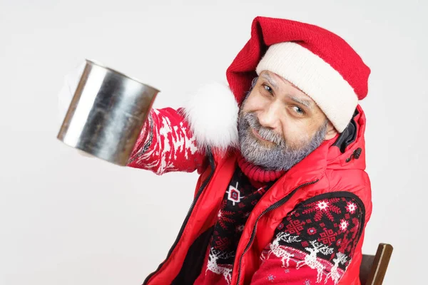 Concepto Vacaciones Navidad Santa Claus Bebe Una Taza Grande Metal — Foto de Stock