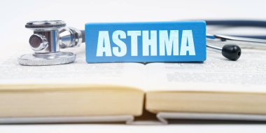 Tıp konsepti. Kitapta bir steteskop ve üzerinde 