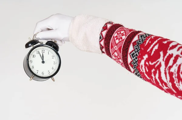 Jul Och Nyårsidé Jultomten Pekar Klockan Före Jul Tomte Hatt — Stockfoto