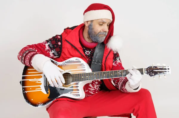 Новий Рік Різдво Санта Клаус Сидить Грає Гітарі — стокове фото
