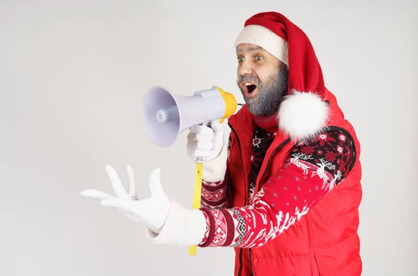 Neujahrs Und Weihnachtskonzept Der Weihnachtsmann Spricht Emotional Aus Dem Lautsprecher — Stockfoto