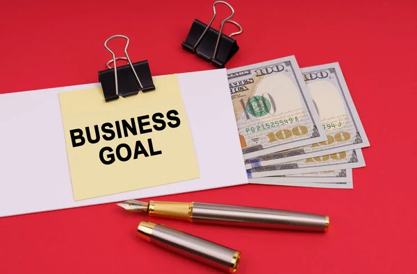 Бізнес Концепція Червоному Тлі Конверт Грошима Наклейка Написом Business Goal — стокове фото