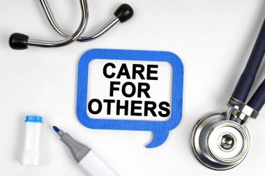 Tıp konsepti. Masanın üzerinde bir stetoskop, bir işaret ve bir de yazı var.