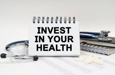 Tıp ve sağlık konsepti. Masanın üzerinde steteskop, günlük ve üzerinde 