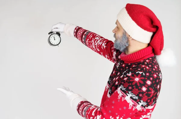 Concept Vacances Noël Père Noël Pointe Vers Horloge Avant Noël — Photo
