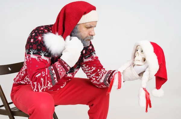 Tatil Noel Konsepti Noel Baba Elinde Bir Kafatası Tutuyor Ona — Stok fotoğraf