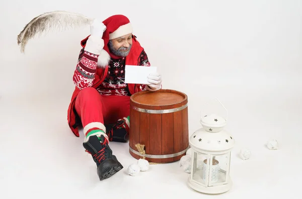 Koncepcja Świąt Świąt Święty Mikołaj Siedzi Podłodze Pisze List Długopisem — Zdjęcie stockowe