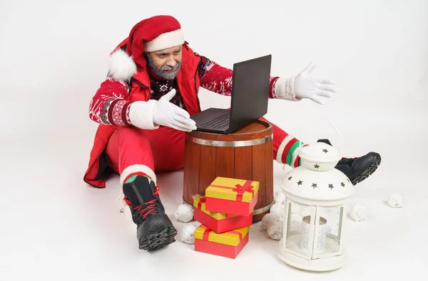 Vakantie Kerstmis Concept Kerstman Communiceert Online Een Laptop — Stockfoto