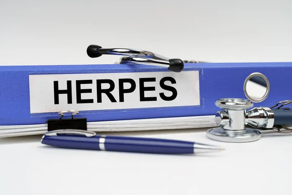Concepto Medicina Libro Hay Estetoscopio Una Carpeta Con Inscripción Herpes — Foto de Stock