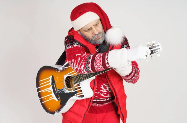 Новий Рік Різдво Санта Клаус Налаштовує Гітару — стокове фото