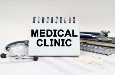 Tıp ve sağlık konsepti. Masanın üzerinde bir stetoskop, bir günlük ve üzerinde 