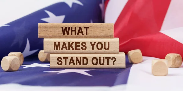 ビジネスコンセプト アメリカの国旗には木製の立方体と銘板があります — ストック写真