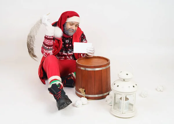 Koncepcja Świąt Świąt Święty Mikołaj Siedzi Podłodze Pisze List Długopisem — Zdjęcie stockowe