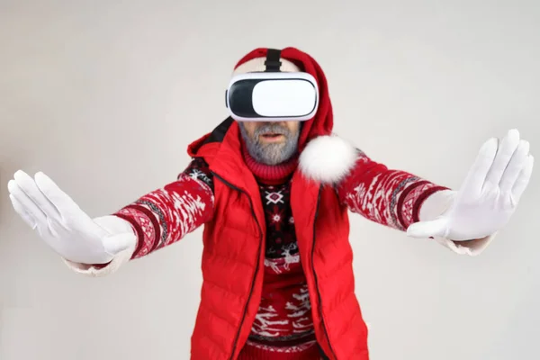 Koncepcja Świąt Świąt Święty Mikołaj Zakłada Wirtualne Okulary Gra — Zdjęcie stockowe