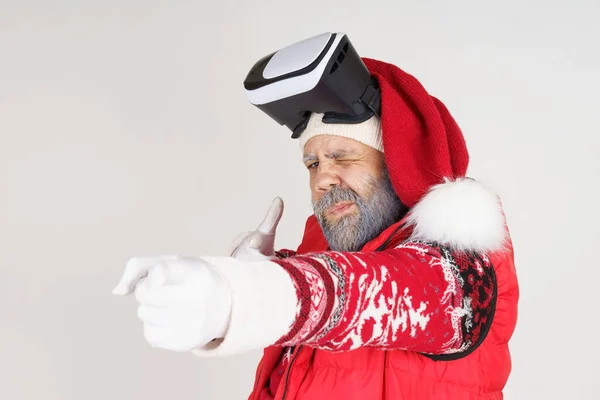 Koncepcja Świąt Świąt Święty Mikołaj Zakłada Wirtualne Okulary Pokazuje Gesty — Zdjęcie stockowe