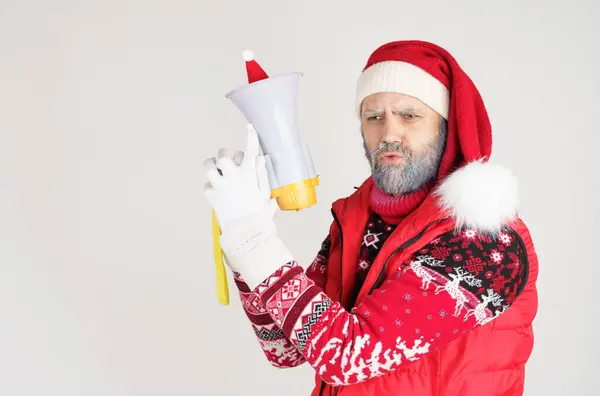 Neujahrs Und Weihnachtskonzept Der Weihnachtsmann Hält Einen Lautsprecher Der Hand — Stockfoto