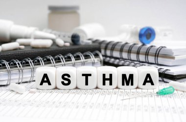 Tıp konsepti. Masanın üzerinde günlükler, ilaçlar ve üzerinde 