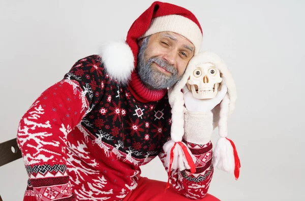 Conceito Férias Natal Papai Noel Segura Crânio Mão Olha Para — Fotografia de Stock