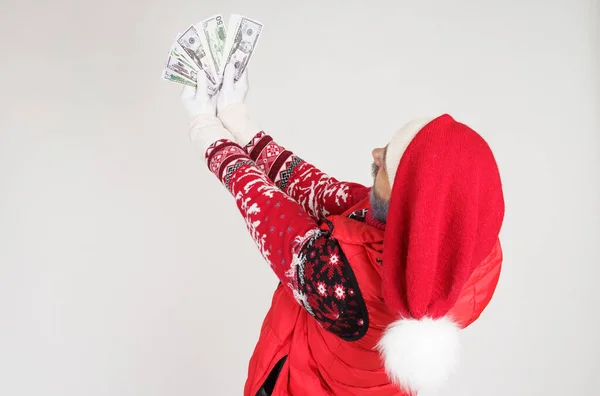 Koncepcja Noworoczna Świąteczna Święty Mikołaj Trzyma Pieniądze Rękach Odczuwając Radość — Zdjęcie stockowe