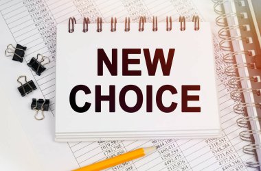 İş konsepti. Masanın üzerinde bir kalem ve üzerinde yazılar olan bir defter var.