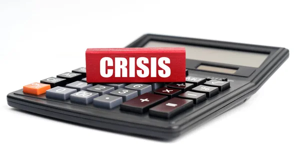 Obchodní Finanční Koncepce Bílém Pozadí Leží Kalkulačka Jenga Nápisem Crisis — Stock fotografie