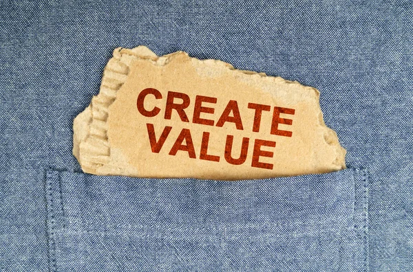 商业和金融概念 他衬衫口袋里掏出一张写着 Create Value 字样的纸 — 图库照片